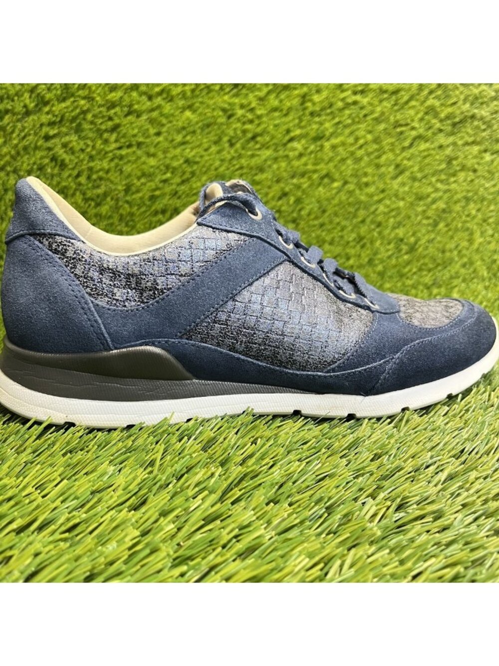 UGG Avelyn Womens Size 7 Blue White Athletic Running Walking Shoes Sneakers